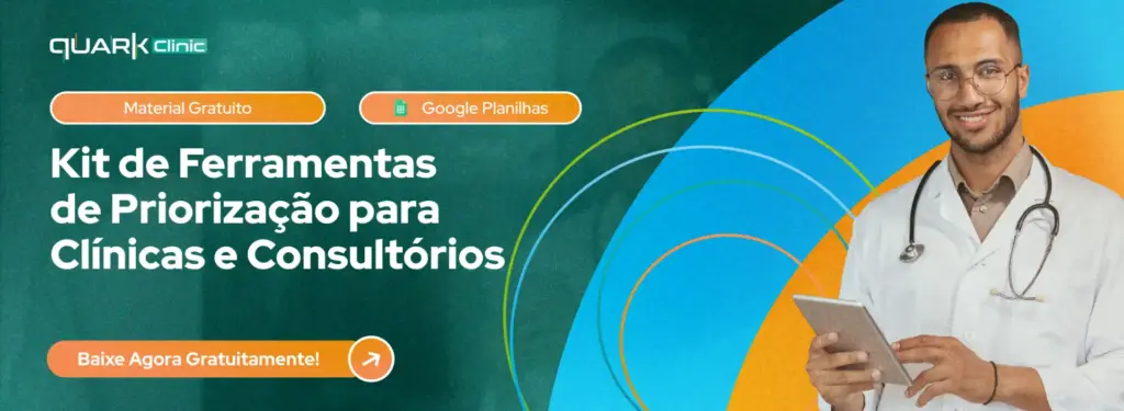 Imagem de um médico sorridente segurando um tablet, promovendo ferramentas de priorização para aumentar a produtividade em clínicas e consultórios.