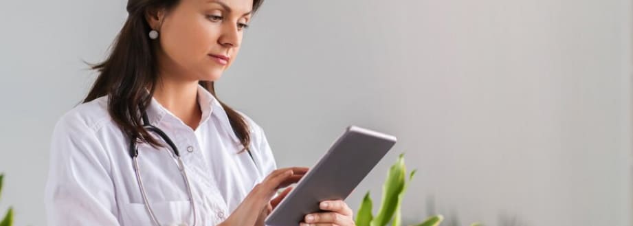 A prescrição eletrônica é uma versão digital da prescrição médica tradicional. Este documento digital é utilizado para orientar o paciente sobre o tratamento e acompanhamento de doenças, sendo uma ferramenta essencial na prática médica. 