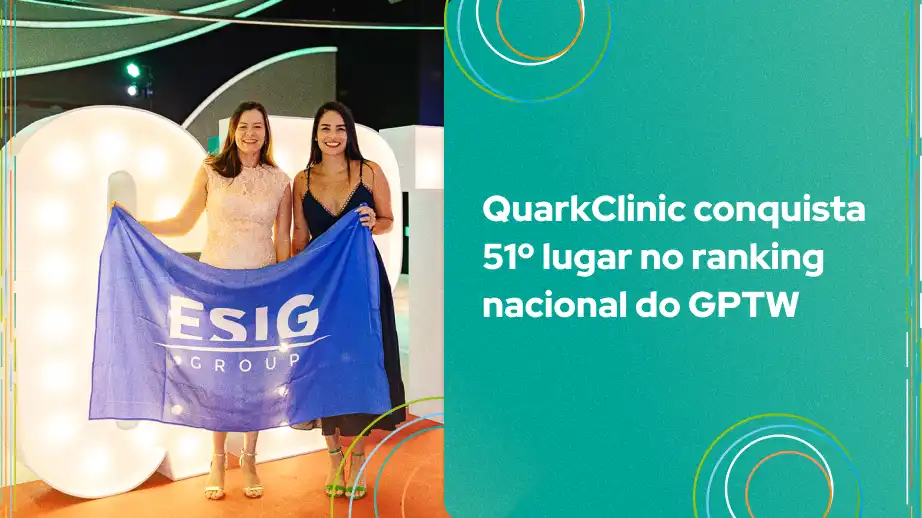 Duas mulheres segurando a bandeira do ESIG Group, celebrando a conquista do 51º lugar no ranking nacional do GPTW pela QuarkClinic.