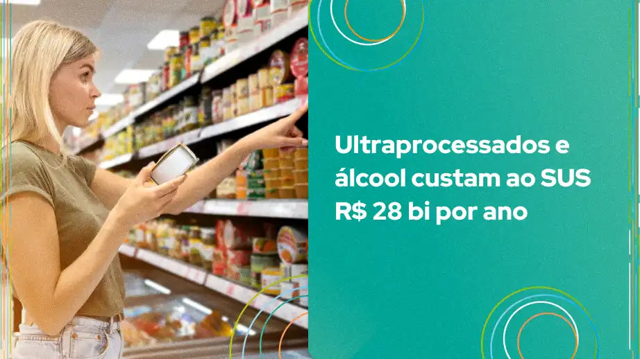 Uma mulher olhando para as prateleiras de um supermercado enquanto segura um celular, selecionando produtos.