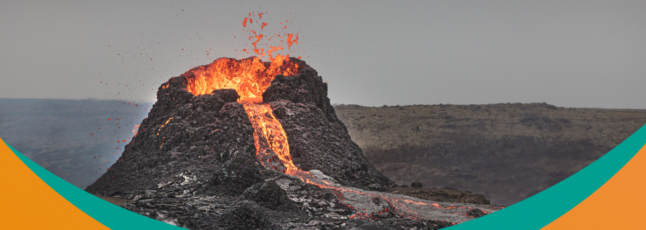 Imagem de um vulcão em erupção, ilustrando a pesquisa sobre um antibiótico descoberto em vulcão há 50 anos.