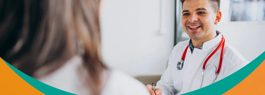 Imagem de um médico sorridente conversando com um paciente, destacando o aumento de 23,6% no número de médicos no Brasil entre 2019 e 2023, segundo IBGE.