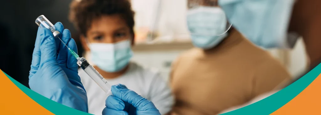 Imagem mostrando um profissional de saúde administrando uma vacina, destacando a baixa procura pela vacina contra dengue. A sociedade médica alerta sobre a importância da vacinação.