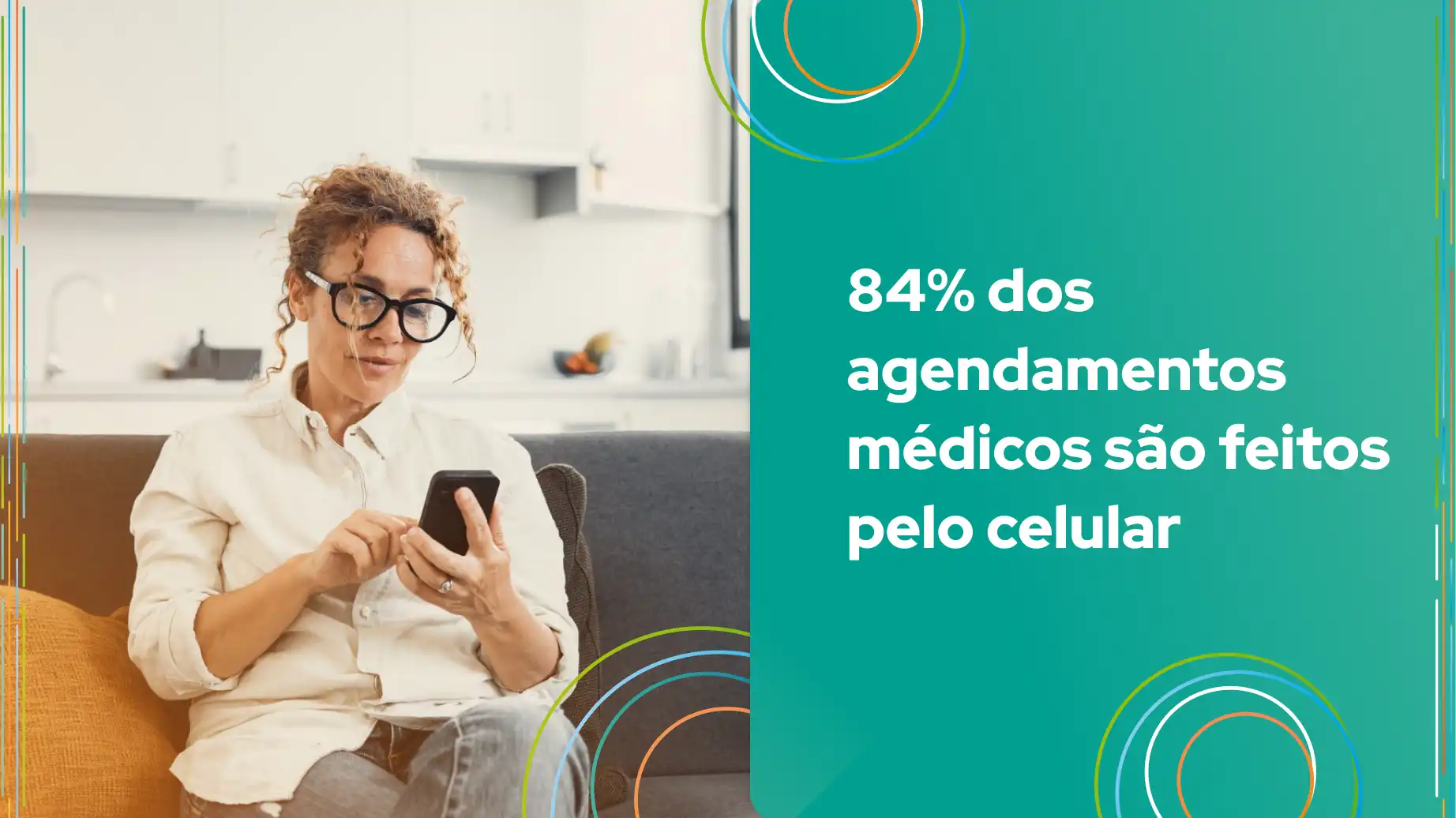 Imagem de uma mulher utilizando o celular, destacando que 84% dos agendamentos médicos são feitos pelo celular.