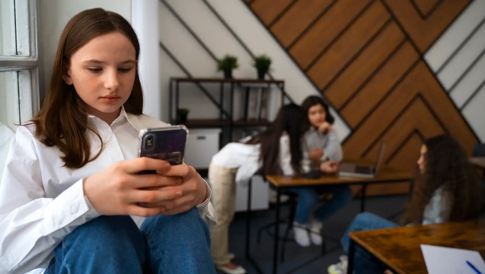 90% dos brasileiros acreditam que jovens estão desamparados emocionalmente no ambiente digital