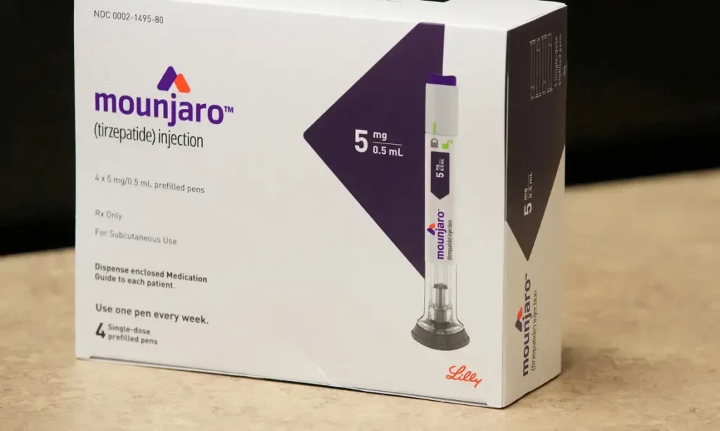 Caixa de medicamento Mounjaro com seringa de 5 mg de tirzepatida para tratamento de diabetes tipo 2, com instruções de uso e informações de dosagem.