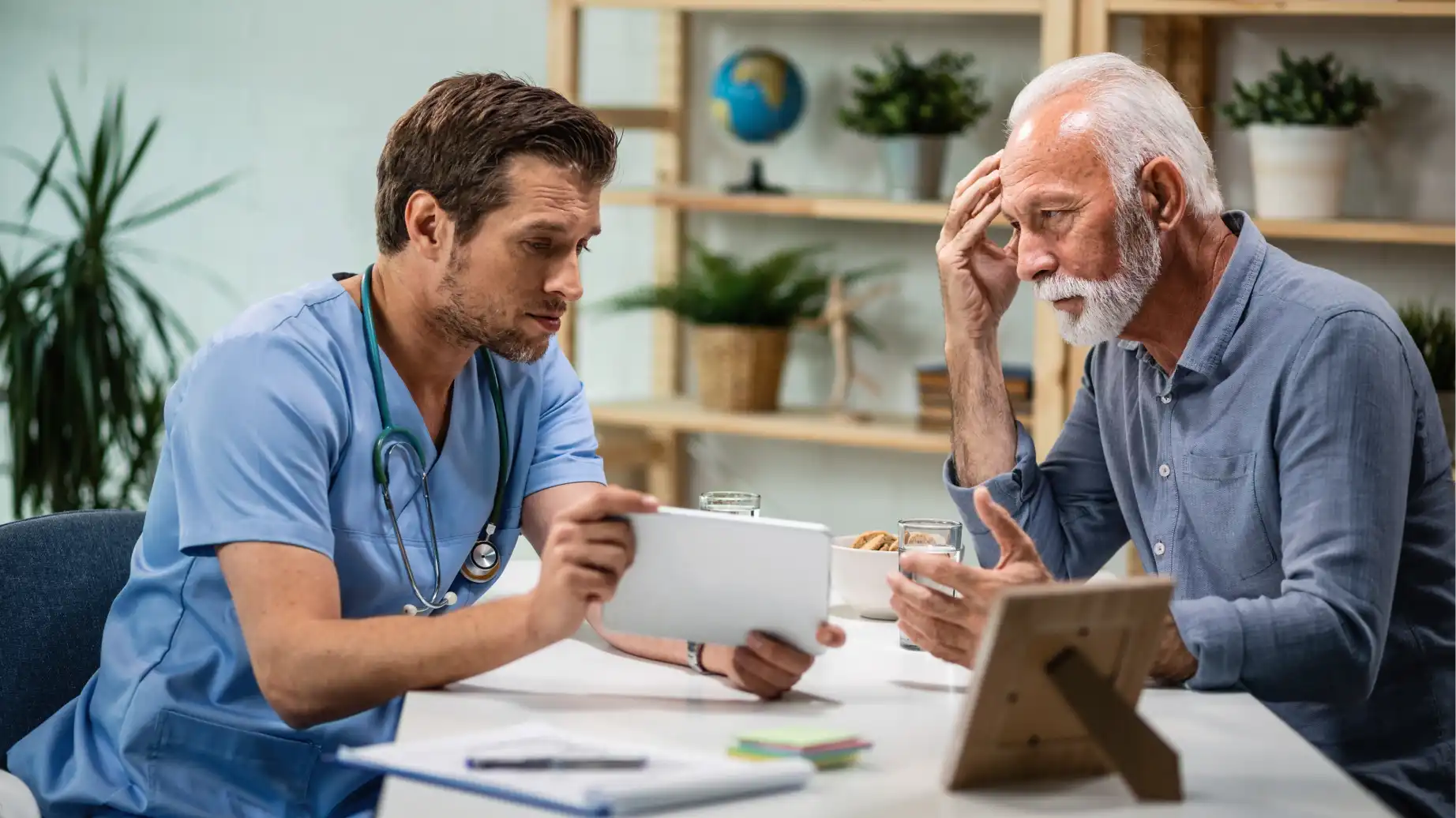 Paciente idoso discutindo opções de tratamento para câncer de próstata com médico especializado, ressaltando o avanço na cirurgia robótica e altas taxas de cura.