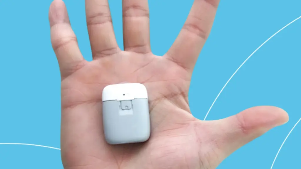 Imagem de um adesivo para tratamento de diabetes, aprovado pela Anvisa, de tamanho semelhante a uma moeda, colocado na palma da mão contra fundo azul