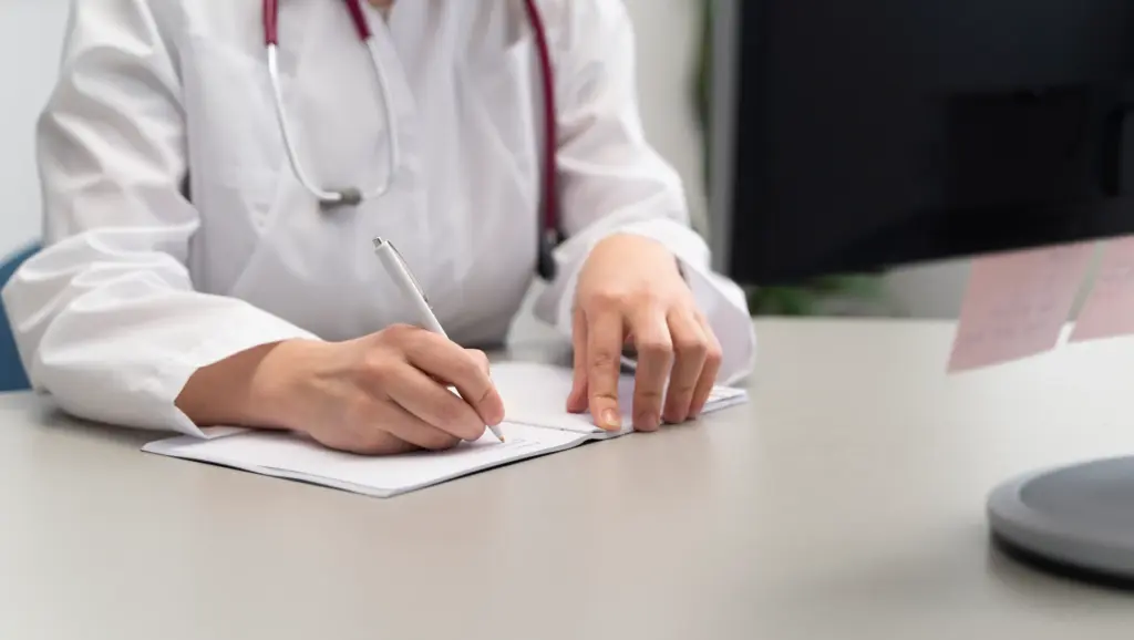 Médico assinando declaração de óbito para nascituros com menos de 20 semanas após portaria do Conselho Federal de Medicina (CFM)