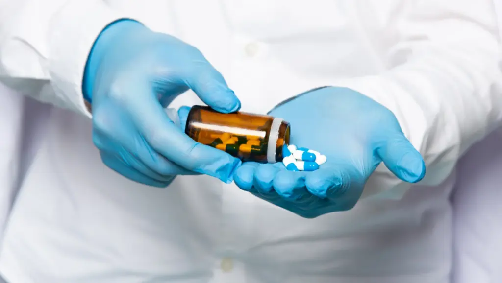 Pesquisa médica com frasco de remédio experimental para redução de colesterol ruim em até 60%