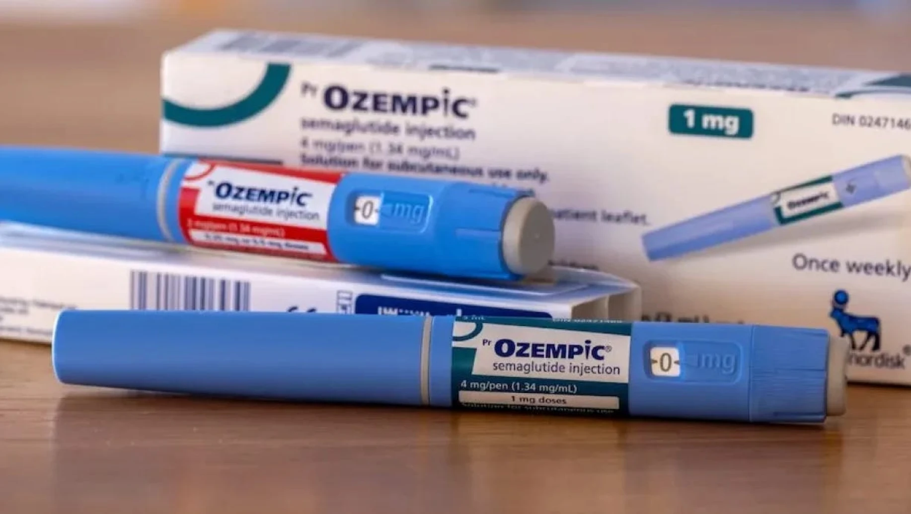 Imagem de canetas injetoras Ozempic, medicamentos utilizados para emagrecimento, com alerta do Reino Unido sobre risco raro de pancreatite aguda associado ao uso dessas canetas.
