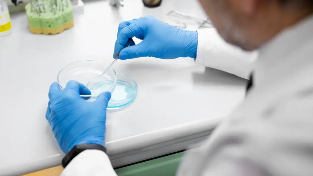 Pesquisa científica demonstrando avanço no combate a superbactérias hospitalares com terapia de luz e antibióticos, destacando inovação médica.