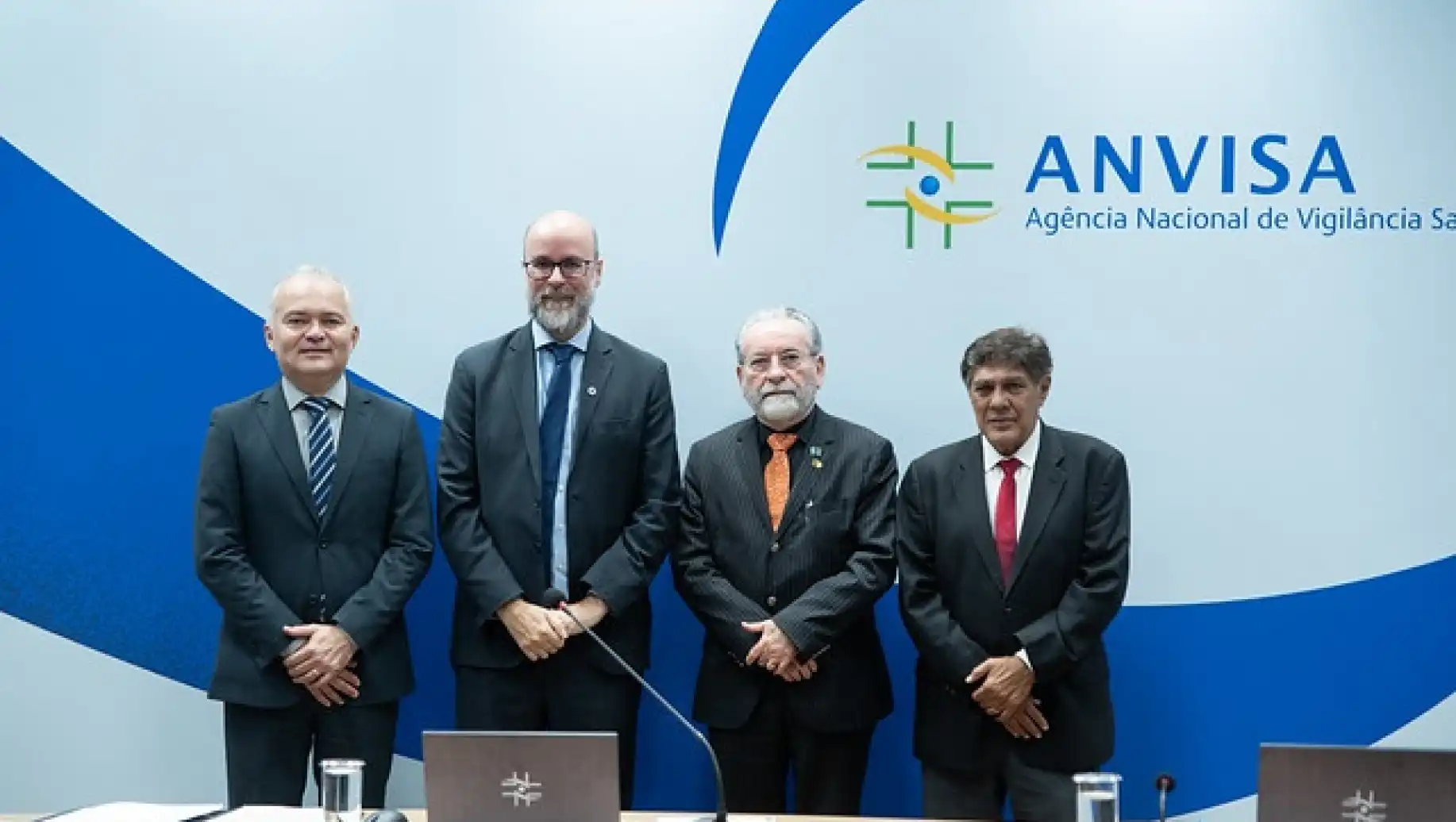 Representantes da Anvisa e conselhos federais em reunião para firmar acordo sobre uso seguro de canetas emagrecedoras. Evento oficial na sede da Anvisa.