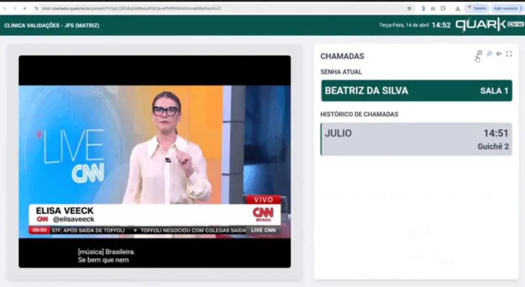 Tela de sistema de clínica com chamadas e histórico, exibindo “Beatriz da Silva” na Sala 1 e um vídeo ao fundo com a apresentadora Elisa Veeck ao vivo na CNN Brasil. Conteúdo sugere melhorias de março: mais segurança fiscal, controle gerencial e produtividade.