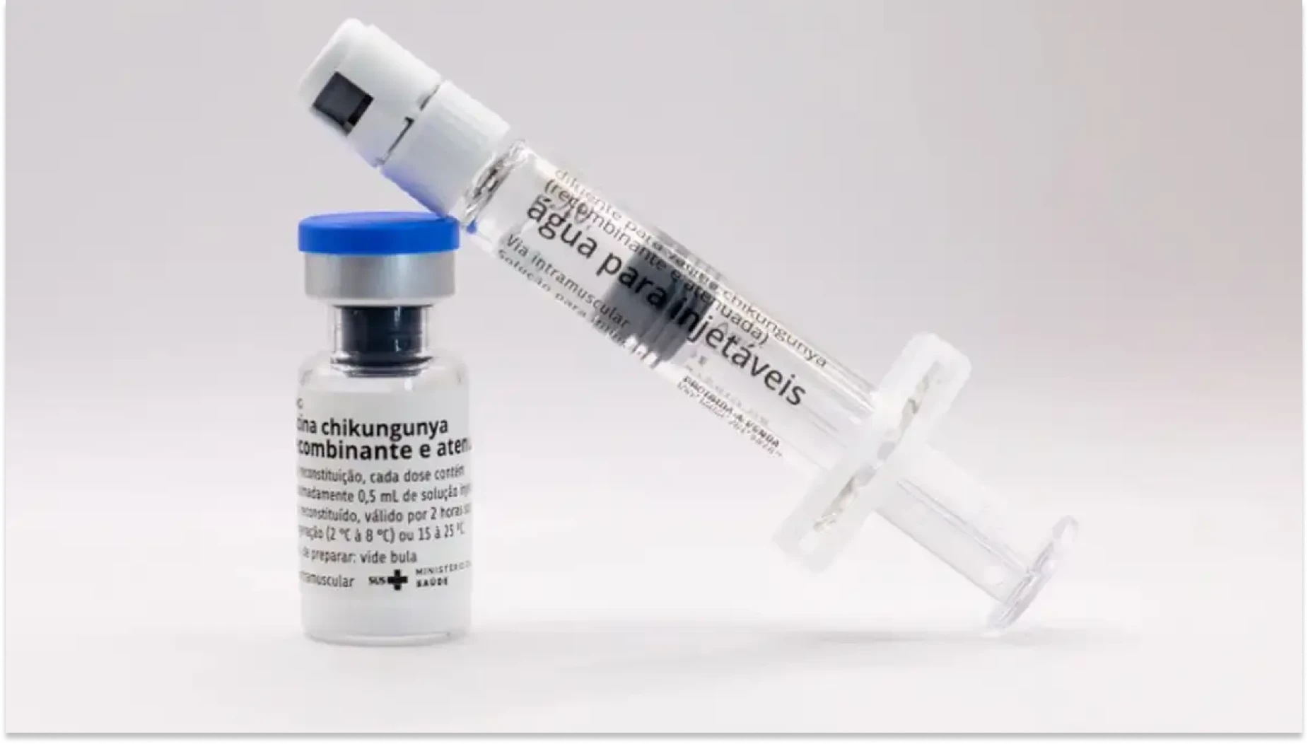 A autorização da Agência Nacional de Vigilância Sanitária (Anvisa) para que o Instituto Butantan fabrique a vacina contra chikungunya no Brasil representa um avanço estratégico para a saúde pública, para a capacidade produtiva nacional e para o fortalecimento do Sistema Único de Saúde (SUS). A medida também reforça a importância da inovação científica e da autonomia sanitária em um cenário de aumento de arboviroses no país. Batizada de Butantan-Chik, a vacina poderá ser aplicada em pessoas entre 18 e 59 anos expostas ao vírus da chikungunya. Com a autorização publicada nesta segunda-feira (4), o Instituto Butantan passa a ser oficialmente reconhecido como local de fabricação do imunizante, permitindo que a produção seja realizada em território nacional. A iniciativa fortalece a capacidade brasileira de resposta epidemiológica e amplia o acesso da população a tecnologias de prevenção desenvolvidas com participação científica nacional. Produção nacional reduz custos e fortalece o SUS A vacina havia sido aprovada pela Anvisa em abril de 2025, mas a produção registrada até então acontecia em unidades da farmacêutica franco-austríaca Valneva. Agora, o processo de formulação e envase será realizado pelo Instituto Butantan no Brasil. Segundo o governo do Estado de São Paulo, o imunizante continuará mantendo os mesmos padrões de qualidade, segurança e eficácia já validados pelos órgãos regulatórios internacionais. Para especialistas em saúde pública e gestão governamental, a nacionalização da produção representa ganhos importantes em logística, previsibilidade de abastecimento e redução de custos operacionais para o SUS. O diretor do Instituto Butantan, Esper Kallás, destacou que a produção local poderá tornar a vacina mais acessível financeiramente. Além do impacto sanitário, a medida fortalece a indústria farmacêutica nacional, estimula inovação tecnológica e reforça a capacidade do país de desenvolver soluções estratégicas em saúde pública — tema cada vez mais conectado às agendas de ESG, responsabilidade social e sustentabilidade institucional. Estudos apontam alta eficácia e segurança do imunizante Os dados clínicos da vacina reforçam sua relevância para o combate à doença. Mais de 4 mil voluntários, entre 18 e 65 anos, participaram dos estudos realizados nos Estados Unidos. Os resultados, publicados pela revista científica The Lancet em 2023, mostraram que 98,9% dos participantes desenvolveram anticorpos neutralizantes contra o vírus. O imunizante também apresentou perfil de segurança considerado positivo, com eventos adversos predominantemente leves e moderados. Entre os sintomas mais relatados estavam dor de cabeça, dores no corpo, fadiga e febre. A aprovação internacional da vacina em países como Canadá, Reino Unido e regiões da Europa amplia a credibilidade científica do projeto brasileiro e demonstra o potencial de inserção global da tecnologia desenvolvida em parceria com o Butantan. Chikungunya avança no Brasil e preocupa autoridades de saúde Transmitida pelo mosquito Aedes aegypti, o mesmo vetor da dengue e do vírus Zika, a chikungunya é considerada uma das arboviroses de maior impacto na qualidade de vida da população devido às dores articulares intensas e persistentes. Os sintomas incluem febre alta, dores severas nas articulações, dores musculares, manchas vermelhas na pele e fadiga intensa. Em muitos casos, os efeitos podem permanecer por meses ou até anos, comprometendo a capacidade laboral e a rotina dos pacientes. Segundo a Organização Pan-Americana da Saúde (OPAS), o mundo registrou cerca de 500 mil casos de chikungunya em 2025. No Brasil, os números também chamam atenção. Dados do Ministério da Saúde apontam mais de 127 mil casos notificados e 125 mortes relacionadas à doença no mesmo período. O avanço da chikungunya gera impactos diretos no sistema de saúde, no absenteísmo corporativo e nos custos relacionados ao afastamento de trabalhadores, especialmente em regiões com maior incidência do mosquito transmissor. Estratégia piloto do SUS amplia prevenção em áreas críticas Em fevereiro de 2026, o Ministério da Saúde iniciou uma estratégia piloto de vacinação em municípios considerados prioritários devido à alta incidência da doença. A expectativa é que a produção nacional facilite a expansão gradual da cobertura vacinal nos próximos anos, aumentando a capacidade de prevenção em áreas vulneráveis. Para gestores públicos e organizações privadas, o cenário reforça a importância de ações integradas de saúde preventiva, conscientização coletiva e combate aos focos do mosquito transmissor. Empresas também podem desempenhar papel estratégico nesse contexto, promovendo campanhas educativas, monitoramento de ambientes corporativos e iniciativas de bem-estar voltadas à prevenção de doenças epidemiológicas. Vacinação e inovação fortalecem a segurança sanitária brasileira A autorização para fabricação nacional da vacina contra chikungunya marca um movimento importante de fortalecimento da ciência, da produção farmacêutica brasileira e da capacidade de resposta do país diante de emergências sanitárias. Além da proteção à população, a iniciativa evidencia como investimentos em inovação, pesquisa e infraestrutura pública podem gerar impactos positivos duradouros para a saúde, para a economia e para a sustentabilidade social. Em um cenário de crescimento das arboviroses e pressão constante sobre os sistemas de saúde, ampliar o acesso à vacinação e fortalecer a produção nacional tornam-se medidas estratégicas para o futuro do país. Empresas, gestores e profissionais também precisam acompanhar esse movimento, incorporando saúde preventiva e responsabilidade social às suas estratégias institucionais.