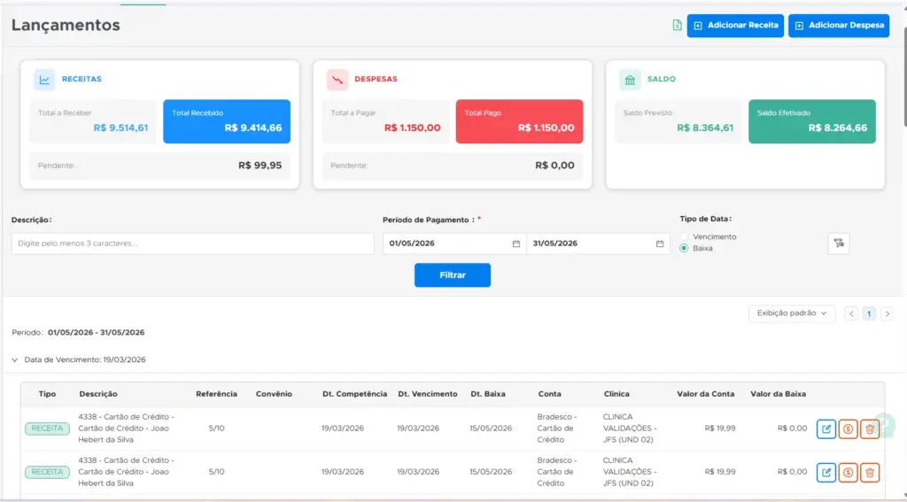 Tela de sistema financeiro com cartões de resumo de Receitas, Despesas e Saldo, filtros por período (01/05/2026 a 31/05/2026) e tabela de lançamentos com datas e valores exibidos.