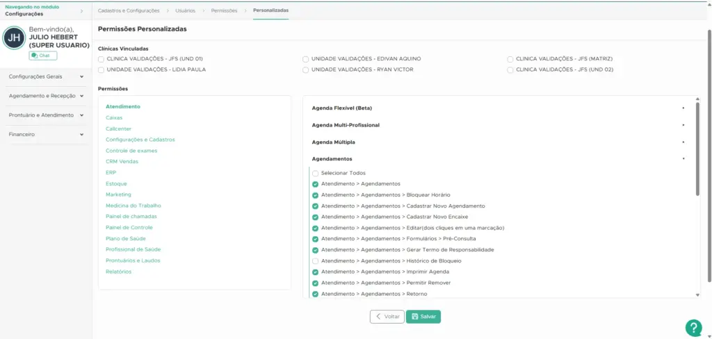 Tela de permissões personalizadas no sistema da QuarkClinic, com seções de atendimento e agendamentos múltiplos, listagem de funcionalidades e opções de salvar e voltar.