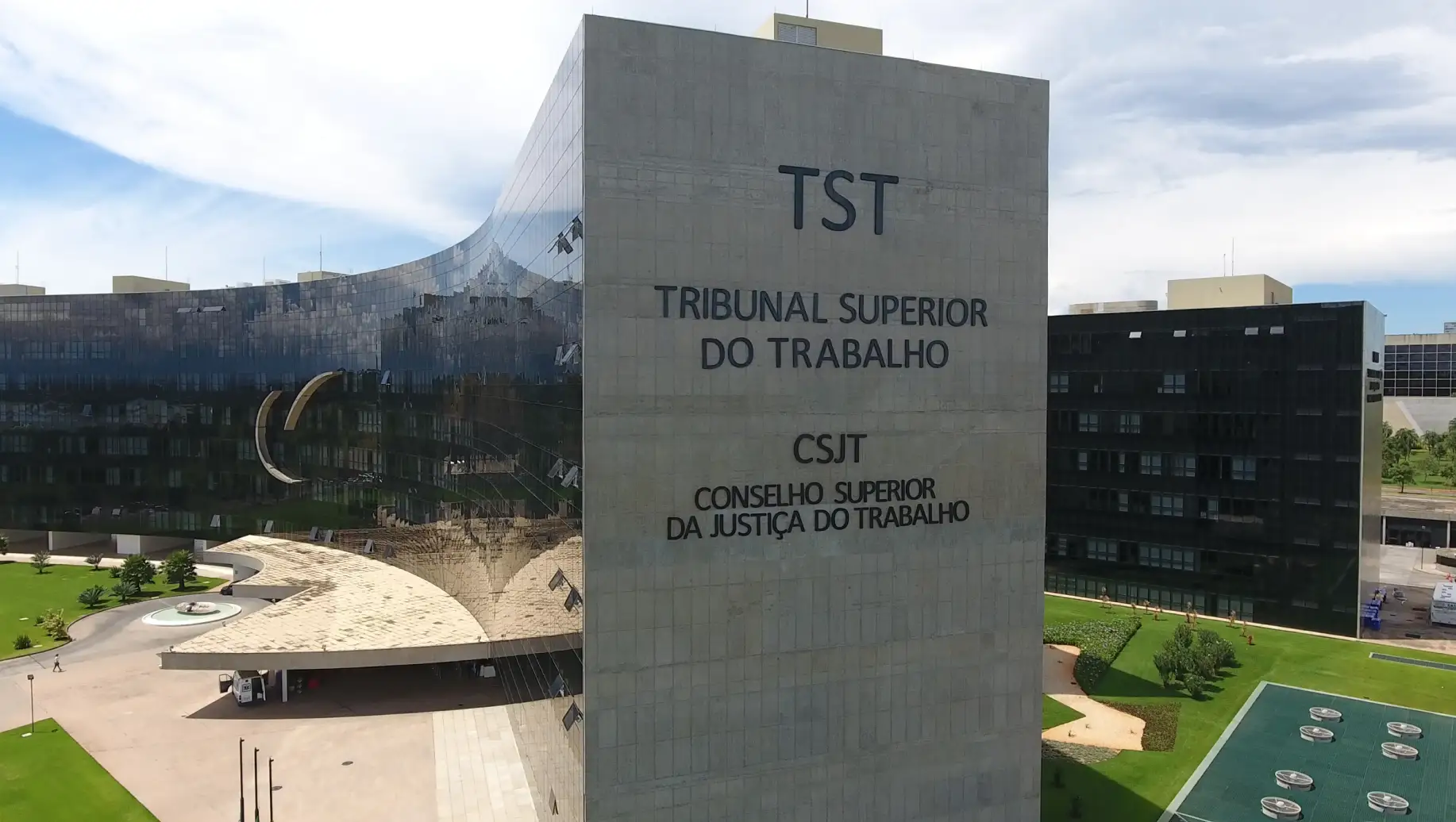 Processos trabalhistas: Fachada do TST (Tribunal Superior do Trabalho) e do Conselho Superior da Justiça do Trabalho (CSJT), em Brasília, com área externa e jardins ao redor.