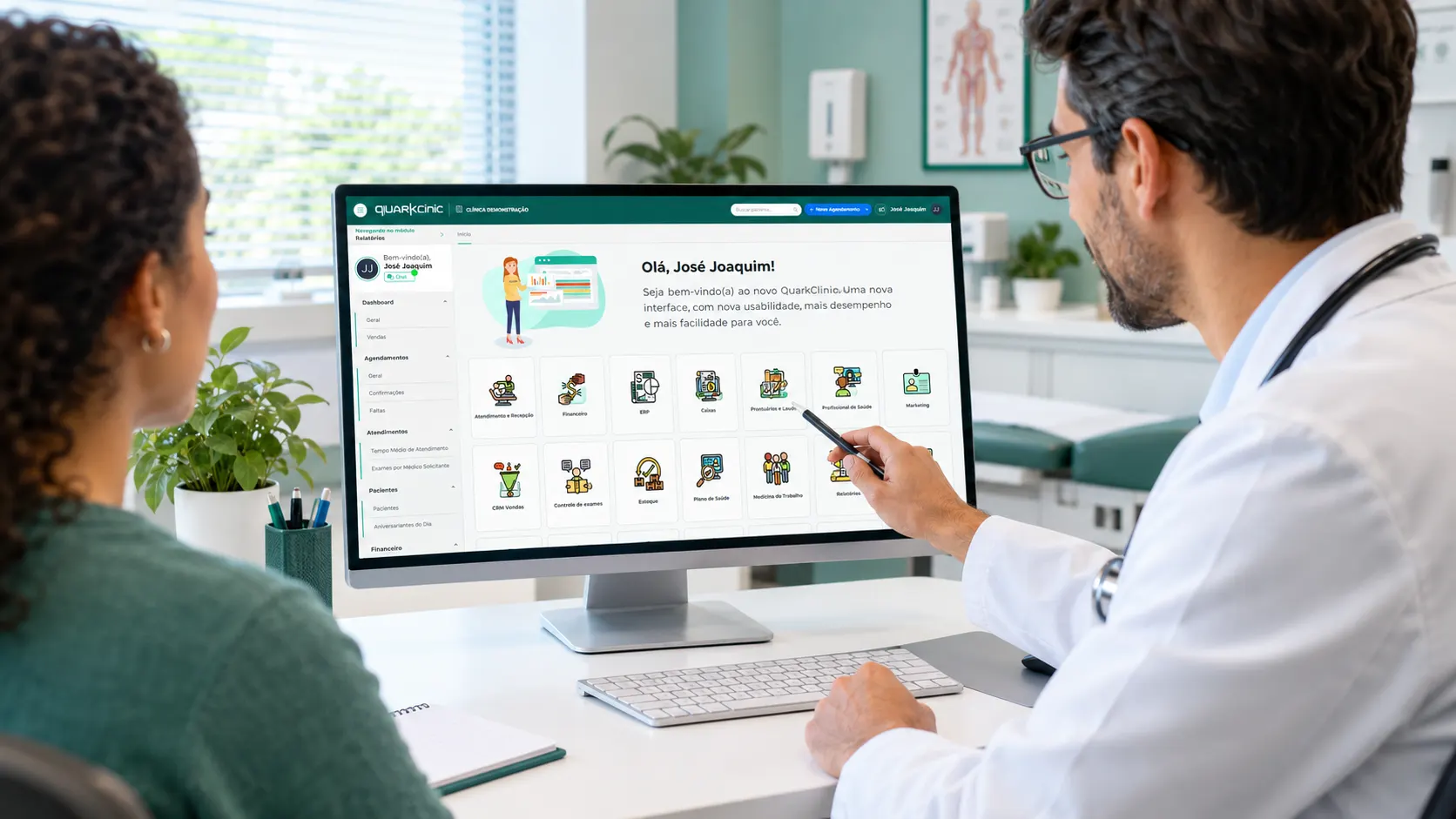 QuarkClinic vs Feegow: Médico e paciente em sala clínica analisando no monitor a plataforma QuarkClinic, com interface de atendimento e navegação por categorias, em ambiente corporativo e profissional.