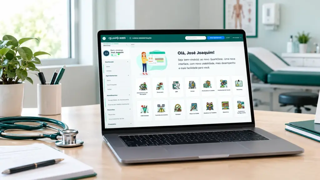 QuarkClinic vs Feegow: Tela de computador com site da QuarkClinic em clínica, mostrando interface de atendimento e conteúdo visual em ambiente de consultório moderno, com estetoscópio ao lado.